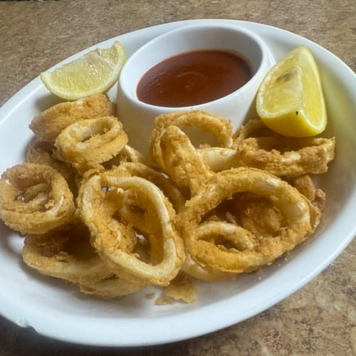 Calamari Frito Con Salsa Roja.