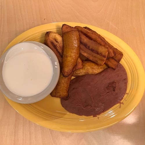 Platanos Con Crema Y Frijoles.