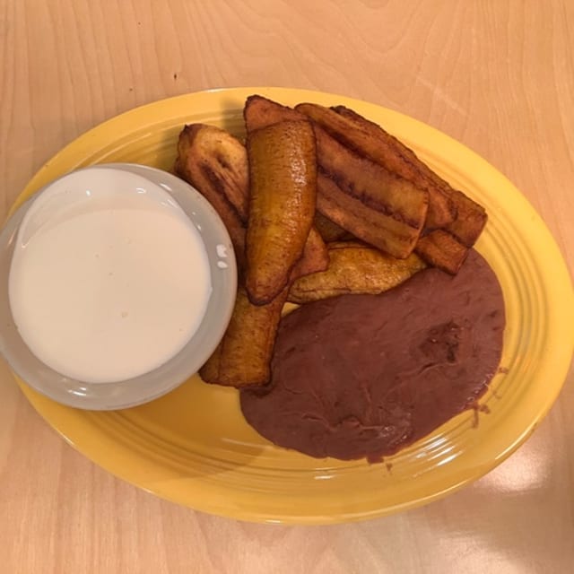 Platanos Con Crema Y Frijoles.